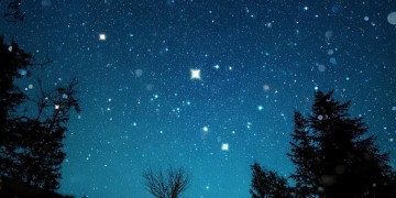 照亮璀璨的星空出自哪首歌？