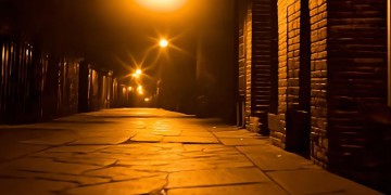 路灯下的歌究竟叫什么？