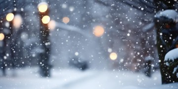 外面飘着雪这句歌词出自哪首歌？