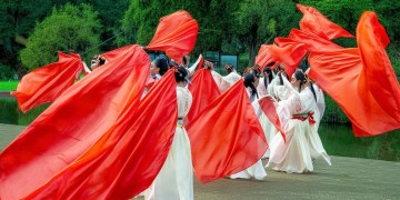 拿着红旗跳中国舞,对应的是哪首歌?